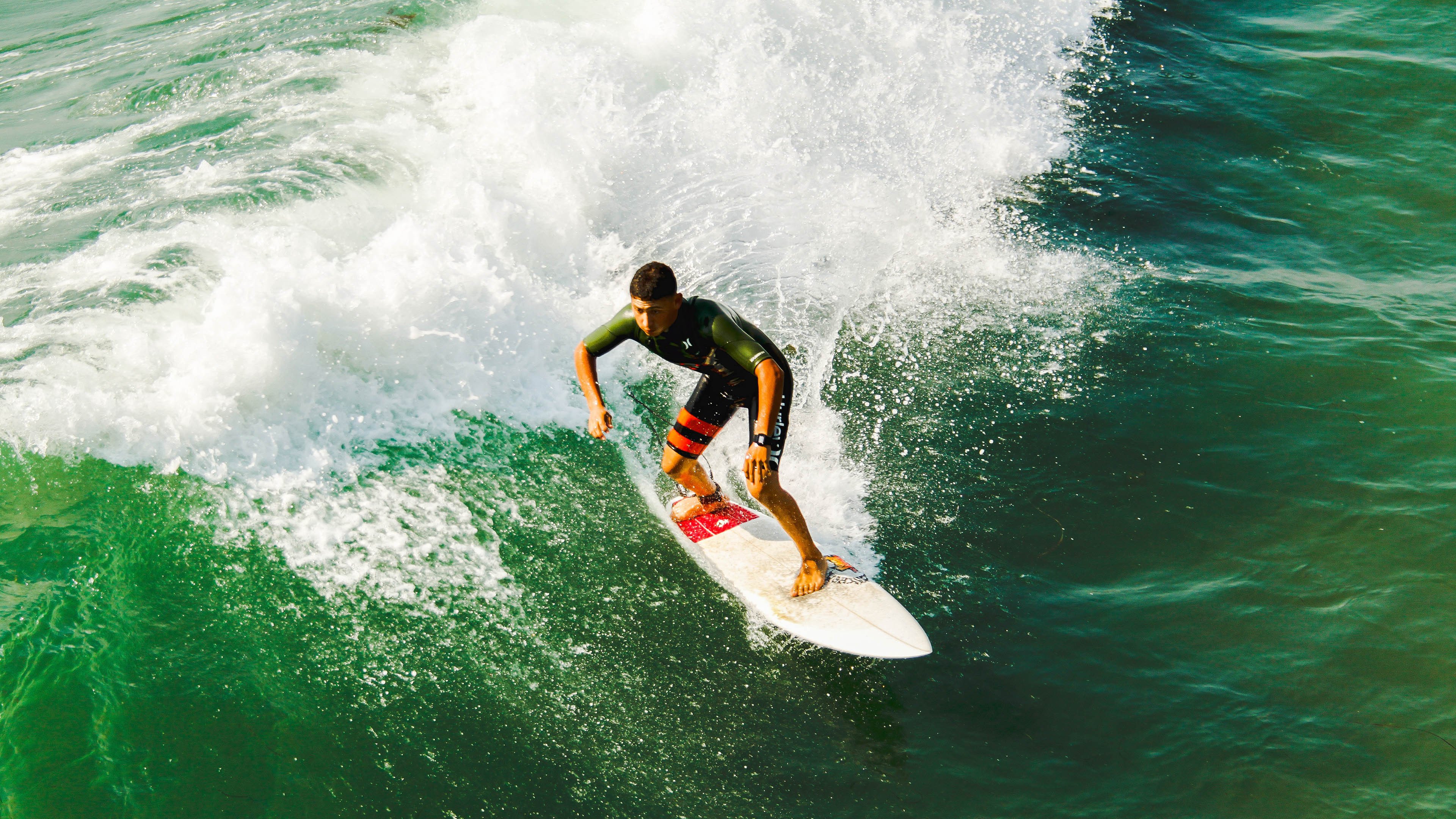 活塞踏平老鹰，米切尔在F1新赛季揭幕战接管比赛