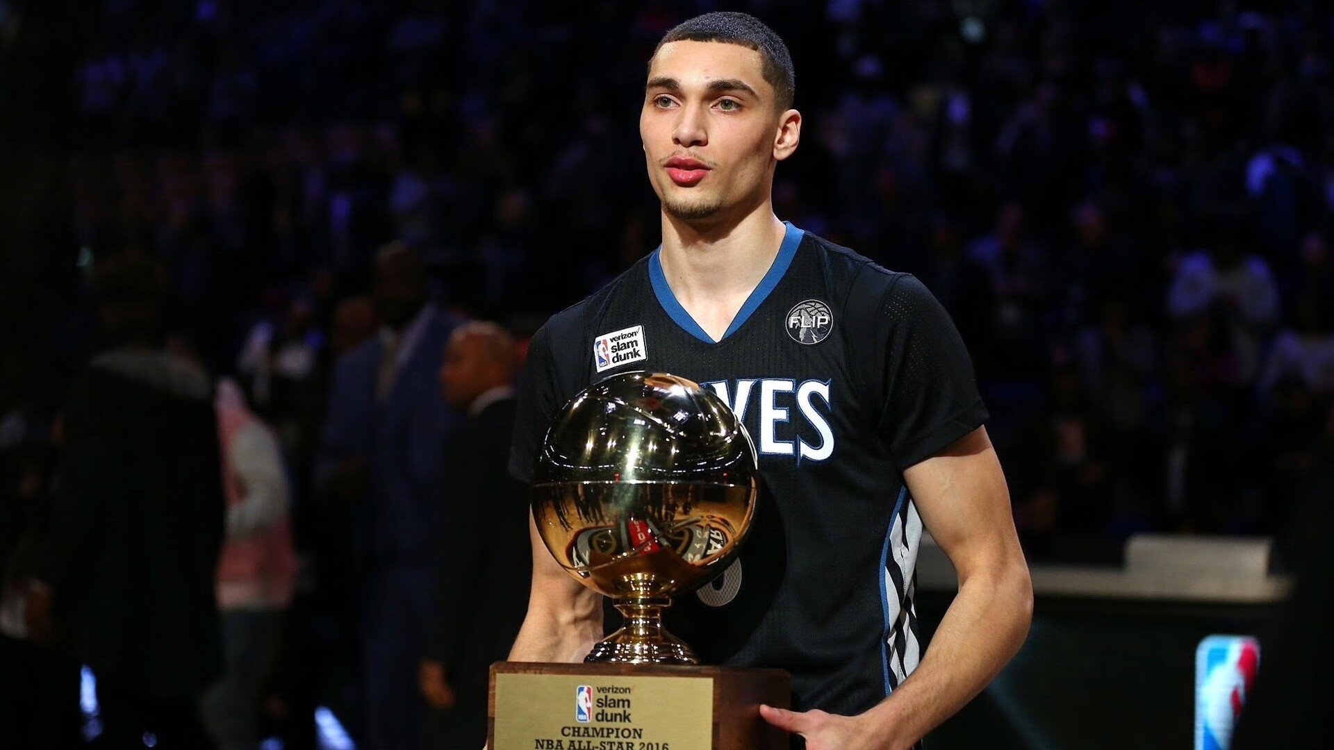 皮克化身赛道清道夫，F1街道赛上演防守大师课